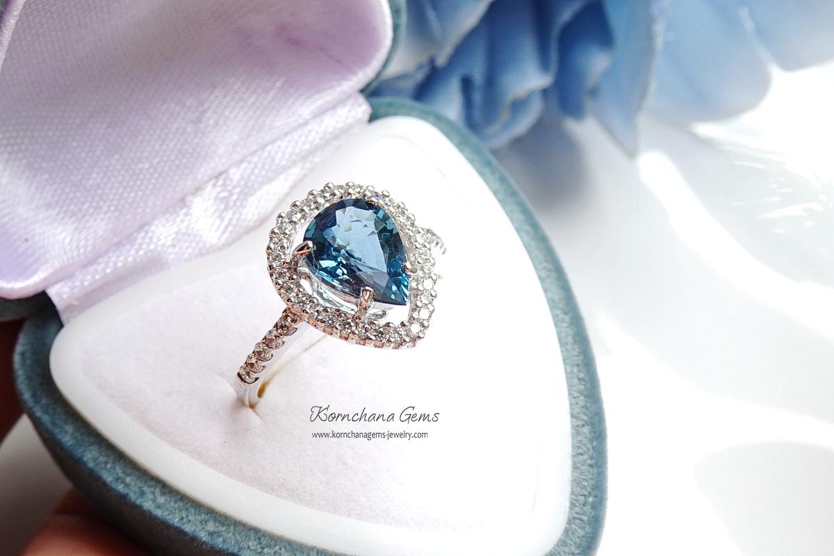 London Blue Topaz ring แหวนลอนดอนบลูโทพาสทรงหยดน้ำ แหวนพลอยผู้หญิงสีน้ำเงินเข้ม ล้อมพลอยขาว ชุบทองคำขาว
