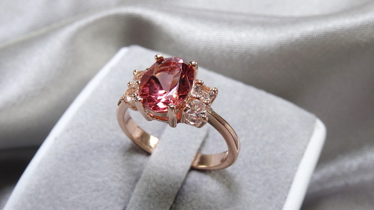 รับผลิตแหวนพลอยสีชมพูพีชตามแบบ pink tourmaline อัญมณีแห่งความรักและมิตรภาพแต่งบ่าข้างด้วยพลอยขาวหรือเพชรแท้ได้หมดค่ะ สั่งผลิตตัวเรือนทอง 10k,14k,18k หรือทอง 90%