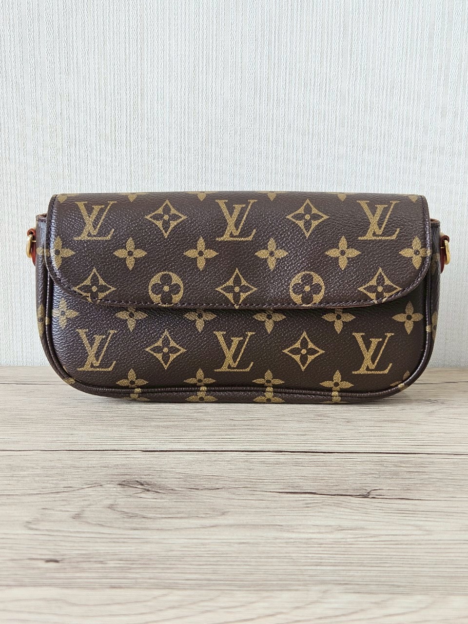 LV Woc Ivy Monogram Microchip