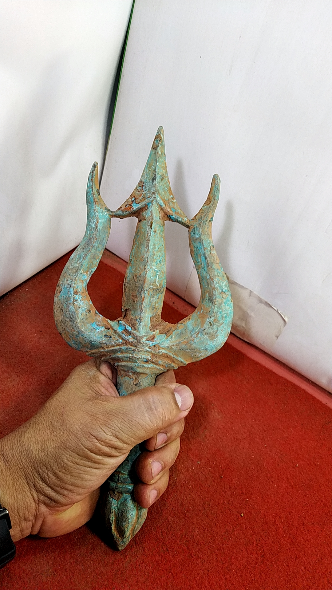 ตรีศูรย์ เป็นศัสตราประจําหัตถ์พระอิศวร เนื้อสำริดสภาพเก่า