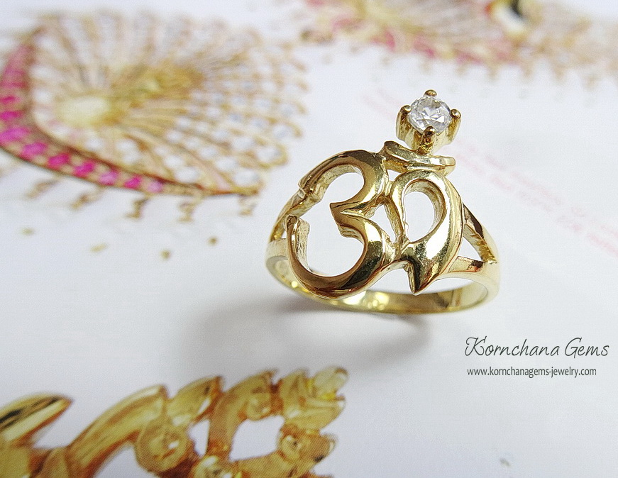 แหวน "โอม" สีทองสำหรับผู้บูชาองค์พระพิฆเนศ ตัวเรือนเงินแท้ ฝังเพทาย zircon “โอม” เป็นสัญลักษณ์ประจำองค์พระพิฆเนศ มหาเทพแห่งความสำเร็จและเป็นองค์บรมครูแห่งศิลปวิทยาการถึง 18 ประการ