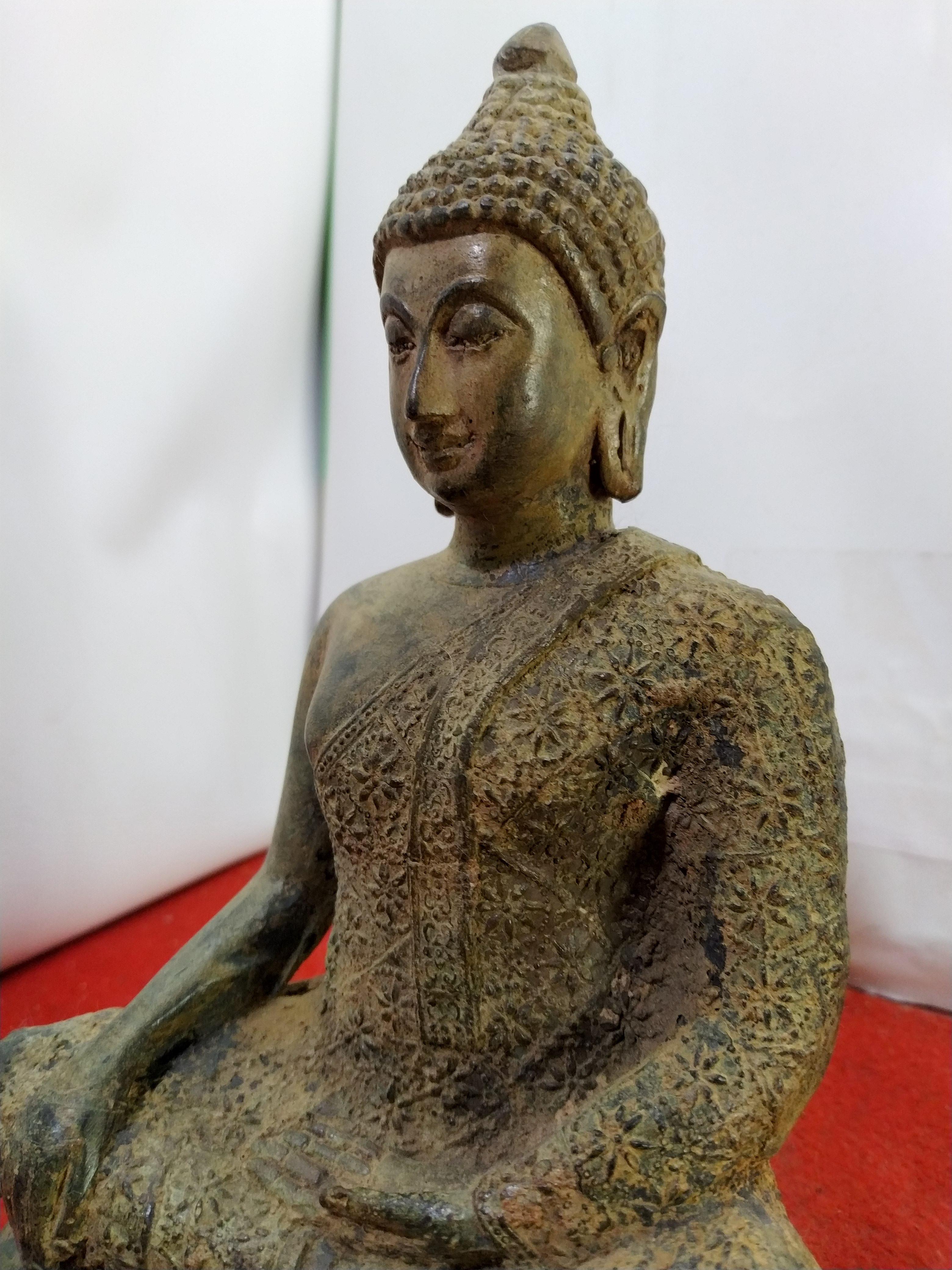 พระเชียงแสน ห่มจีวรลายดอกพิกุล หน้าตัก 5 นิ้ว สภาพเก่า
