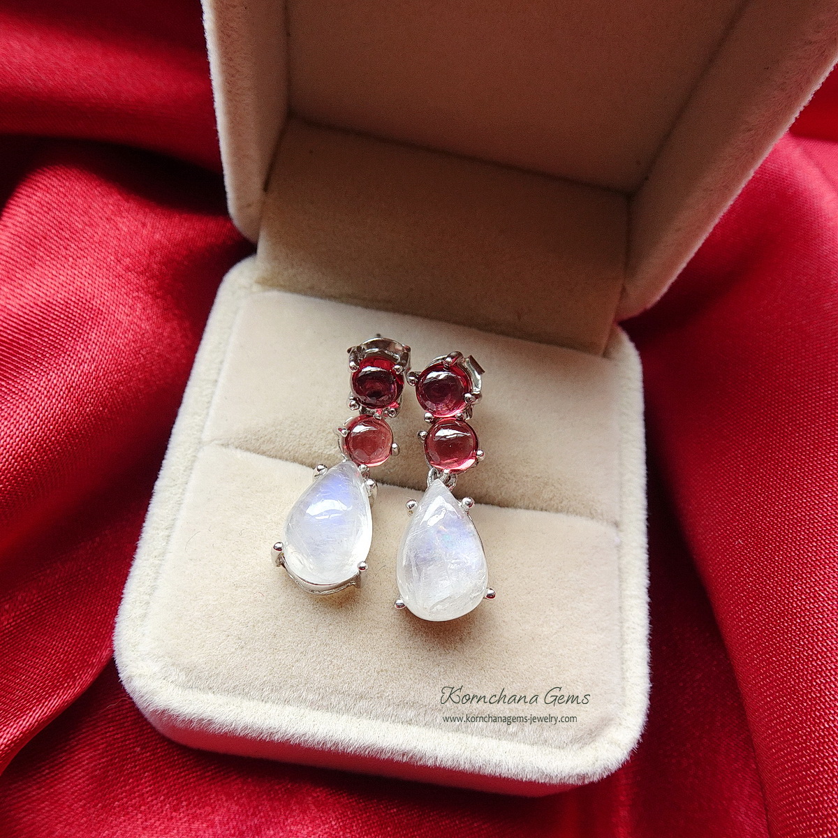 ต่างหูห้อยเรนโบว์มูนสโตน หรือมุกดาหารทรงลูกแพรหรือหยดน้ำ อัญมณีประจำราศีเมถุน ให้สีสะท้อนแสงเหลือบรุ้ง ด้านบนฝัง'โกเมนหรือการ์เนทท์สีแดงอมน้ำตาล ตัดกับสีขาวรุ้งของมูนสโตน สวยงามมากค่ะ