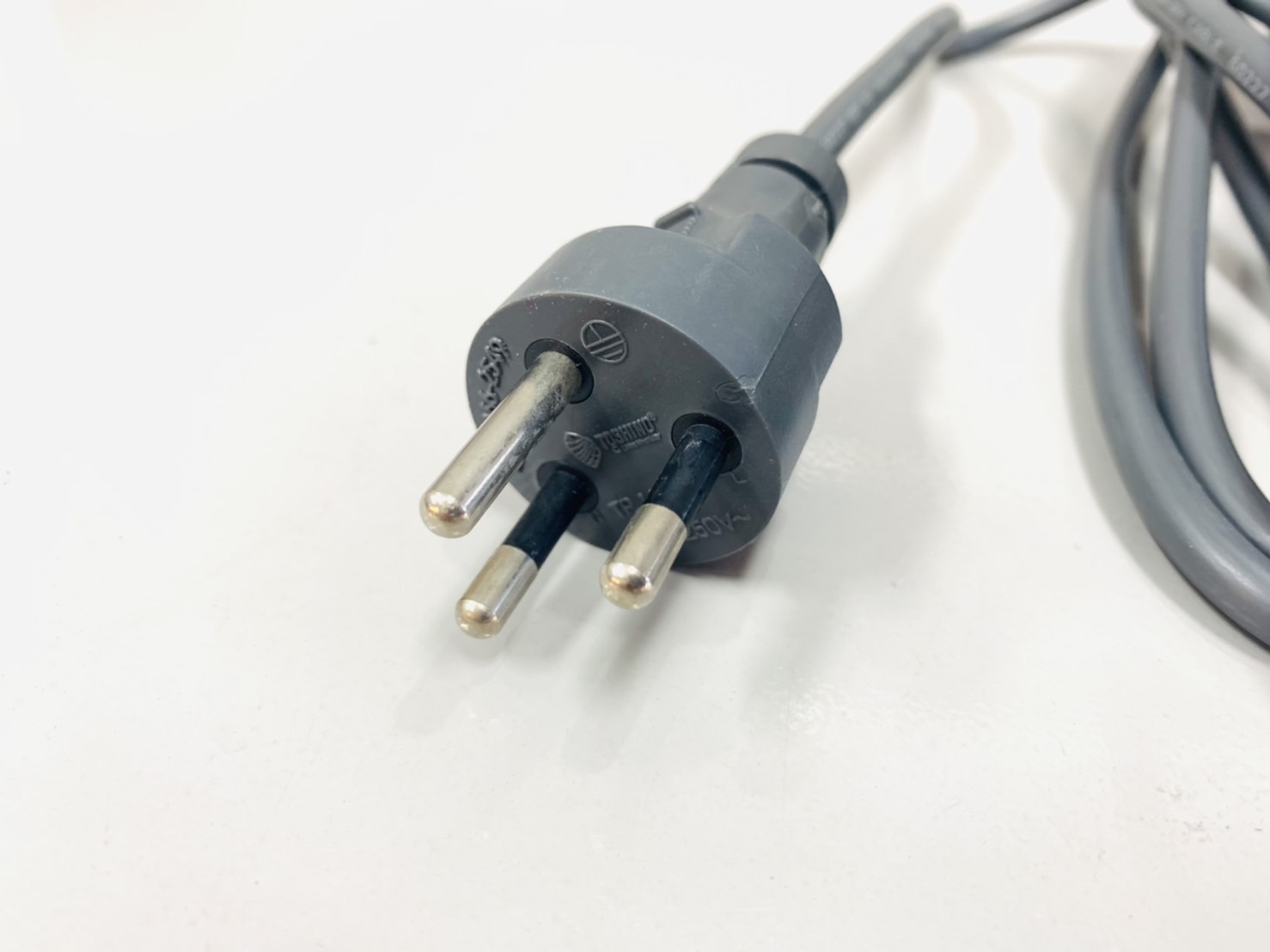 รางปลั๊ก 4 ที่ 3 เมตร โตชิโน 1สวิทซ์