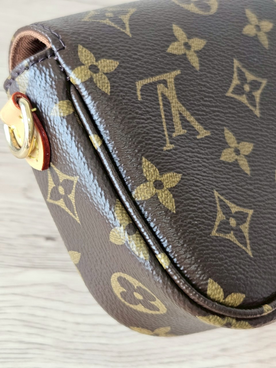 LV Woc Ivy Monogram Microchip