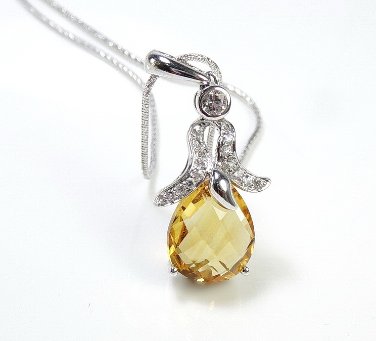 จี้พลอยสีเหลือง พลอยซิทรินทรงหยดน้ำ เจียระไนหน้าตาราง ขนาด 6 กะรัต เล่นไฟ ใสวิ๊ง สวยมากๆค่ะ ตัวเรือนเงินแท้ ชิ้นงานประณีต ความยาวจี้ 3 ซม.