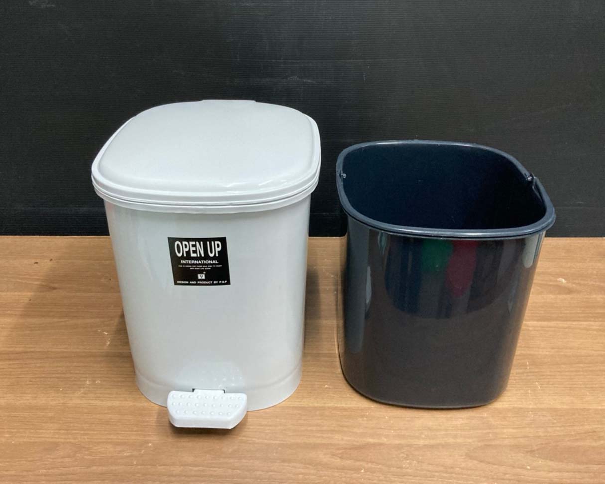 ถังขยะทรงเหลี่ยม เท้าเหยียบ ฝาสี 12 ลิตร