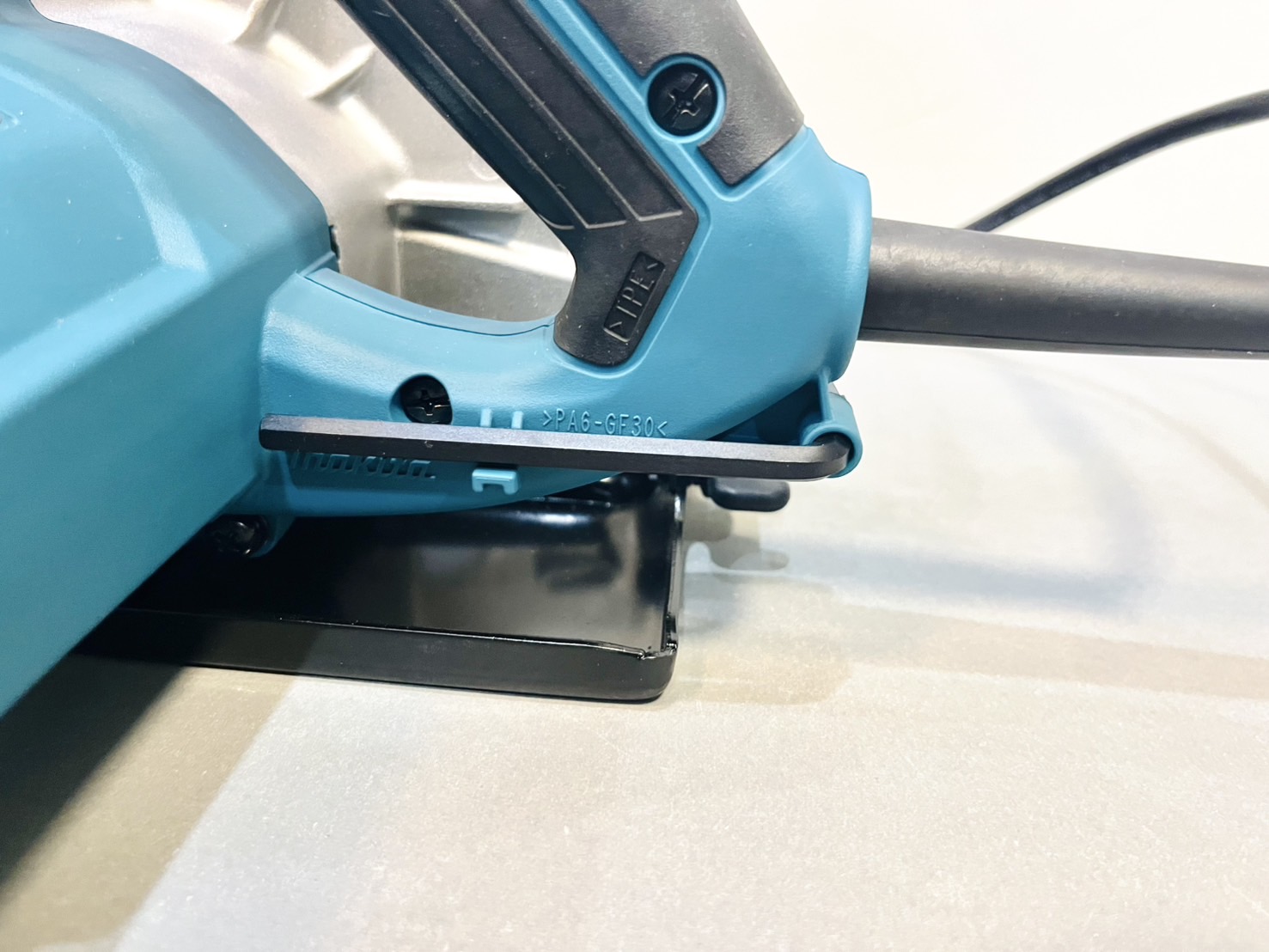 เครื่องเลื่อยวงเดือน 7" M5801B 1050w MAKITA