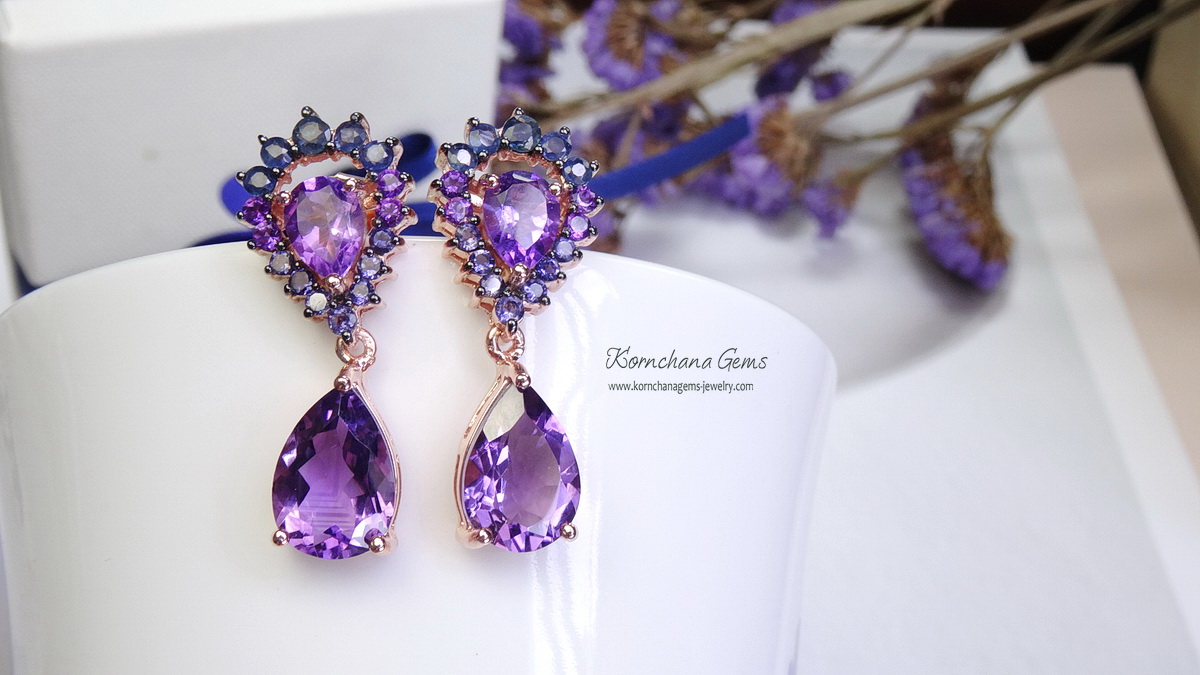 ต่างหูอเมทิสท์ทรงลูกแพรสีม่วงเข้มสวย เม็ดใหญ่ ด้านบนล้อมพลอยสีน้ำเงิน ต่างหูห้อยยาว สวยสง่า เลอค่าสไตล์เจ้าหญิง เหมาะสำหรับงานเลี้ยง งานแต่งงาน