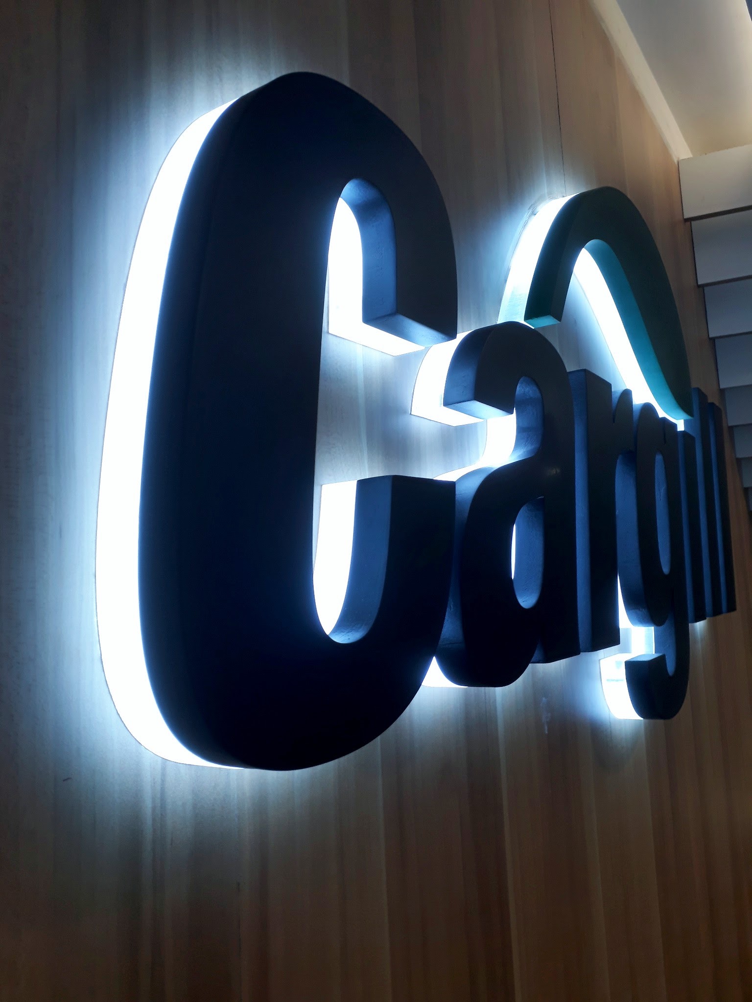 อักษร ฉลุโลโก้ และพลาสวูด ทำสี ซ่อนไฟ LED ยึดหลังอะคริลิค 15 มม. พร้อมติดตั้งราคาโรงงาน