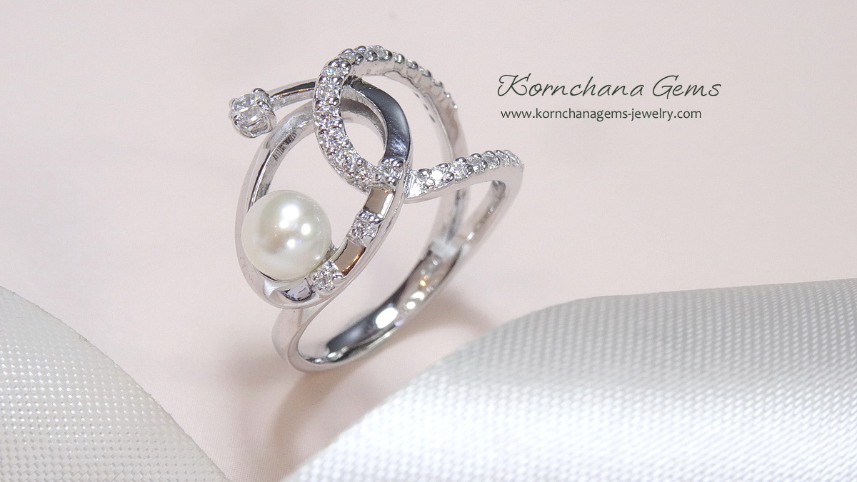 แหวนเพชรสวิสเก๋ๆ แรงบันดาลใจากสัญลักษณ์ infinity สื่อถึงความรัก ความสุขไม่มีวันสิ้นสุด แต่งด้วยมุกแท้สีครีม ฝีมือประณีต รับประกันความพึงพอใจ