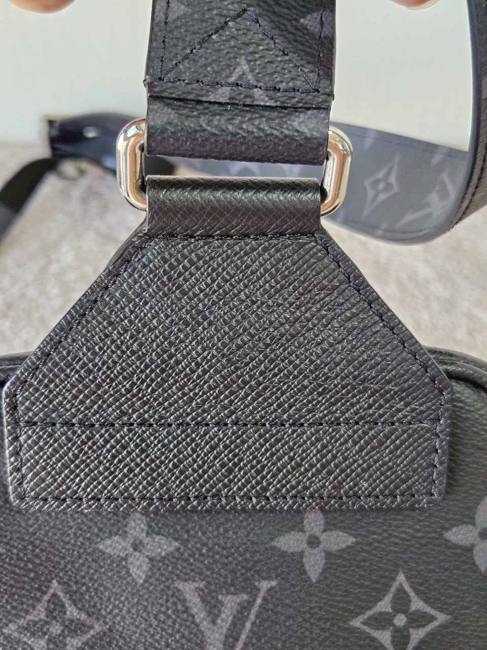 LV Outdoor Slingbag Taigarama Black Microchip