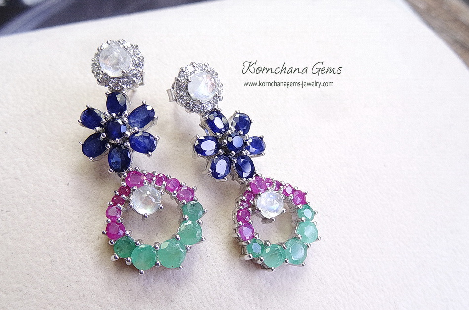 Tri Color Earring!!! ไพลิน ทับทิม มรกต ดีไซน์เป็นต่างหูยาวระย้า สวยหรู ลงตัว สำหรับงานเลี้ยง งานแต่งงาน ตัวเรือนเงินแท้ ชิ้นงานประณีตมาก