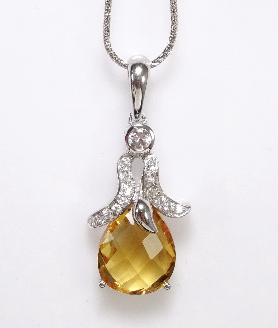 จี้พลอยสีเหลือง พลอยซิทรินทรงหยดน้ำ เจียระไนหน้าตาราง ขนาด 6 กะรัต เล่นไฟ ใสวิ๊ง สวยมากๆค่ะ ตัวเรือนเงินแท้ ชิ้นงานประณีต ความยาวจี้ 3 ซม.