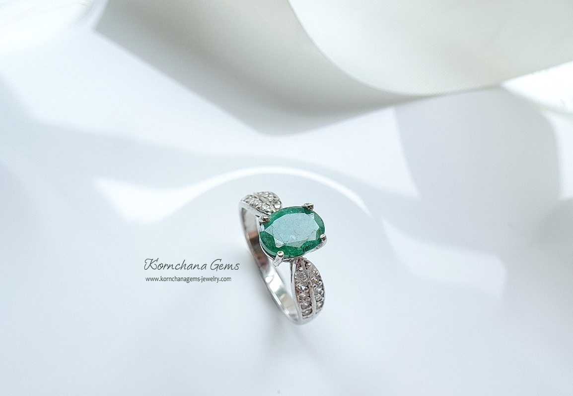 Emerald Ring แหวนมรกตสีเขียวเข้ม ฝังพลอยขาว white topaz ชุบทองคำขาว ตัวเรือนผลิตจากเงินแท้ silver925
