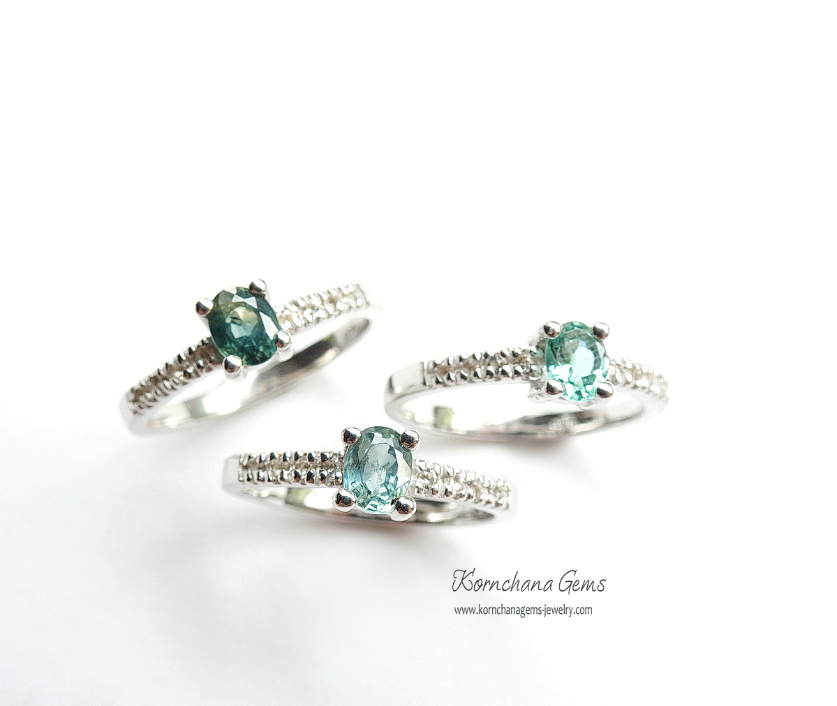 แหวนพลอยเขียวส่อง หรือ green sapphire เขียวส่องเป็นพลอยที่นับวันยิ่งหายากนะคะ วงนี้ออกมาในเฉดสีเขียวมินท์ค่ะ สวยหวาน ดีไซน์เรียบง่าย ใส่ติดนิ้วได้ทุกวัน