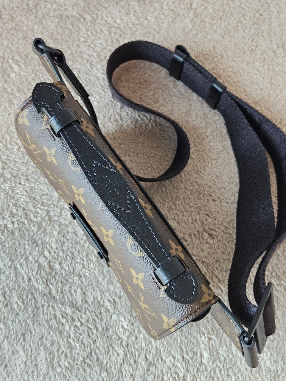 LV S-Lock Slingbag Microchip