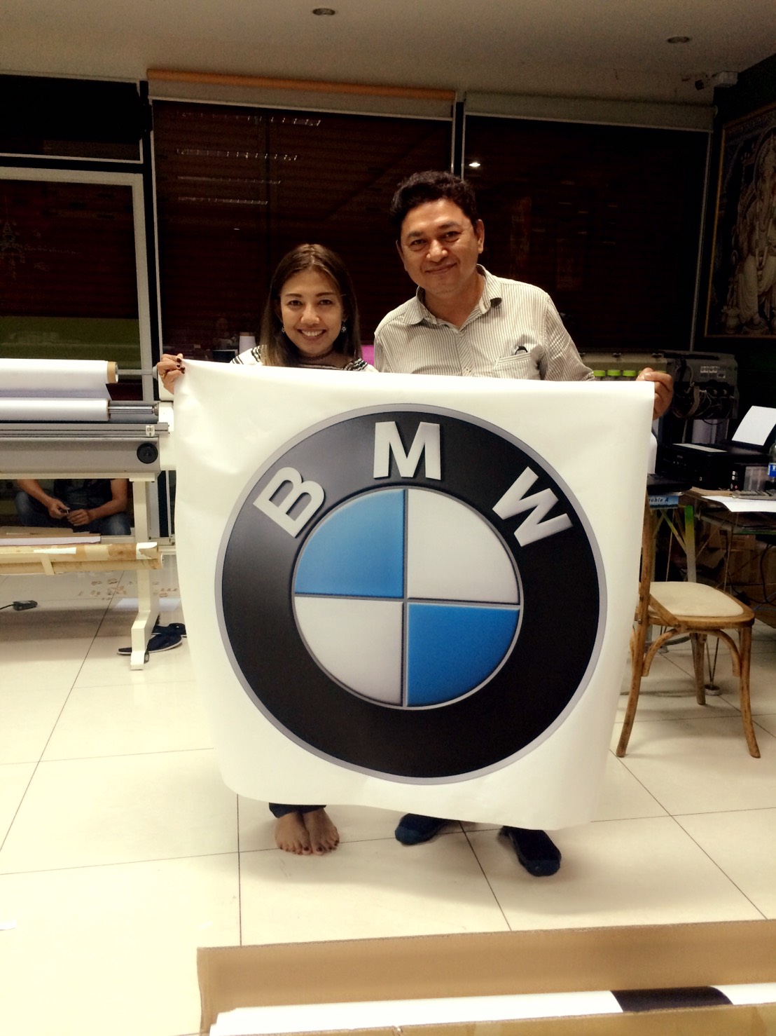 งานผลิตติดตั้ง โรงงาน BMW โครงสร้างเหล็กยึดผนัง กรุแผ่นพลาสวูด 10 มม. โปีวเก็บสี ติดสติกเกอร์ พร้อมติดตั้งราคาโรงงาน