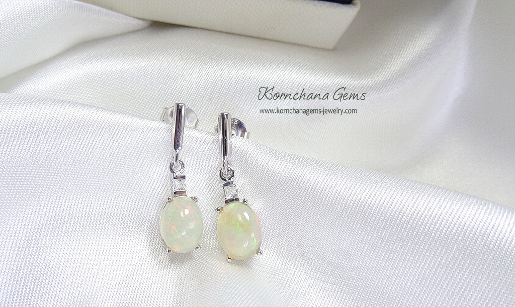 ต่างหูโอปอลสีขาวเหลือบรุ้ง ดีไซน์เรียบแต่เก๋ แมทซ์ได้กับทุกชุด เข้าได้กับทุกสไตล์ ตัวเรือนเงินแท้ silver925 ความยาวต่างหู 2.5 cm.