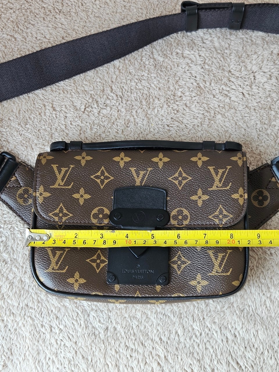 LV S-Lock Slingbag Microchip