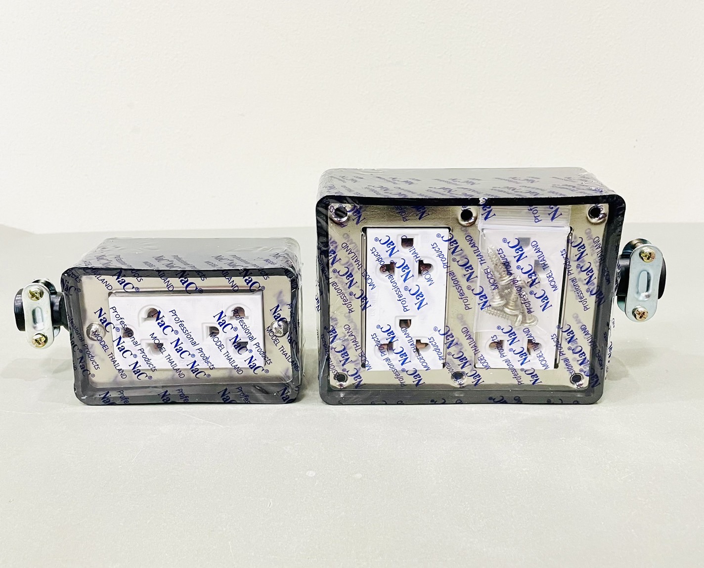 บ็อกยางกันกระแทก (ปลั๊กกราวน์คู่หุ้มยาง)