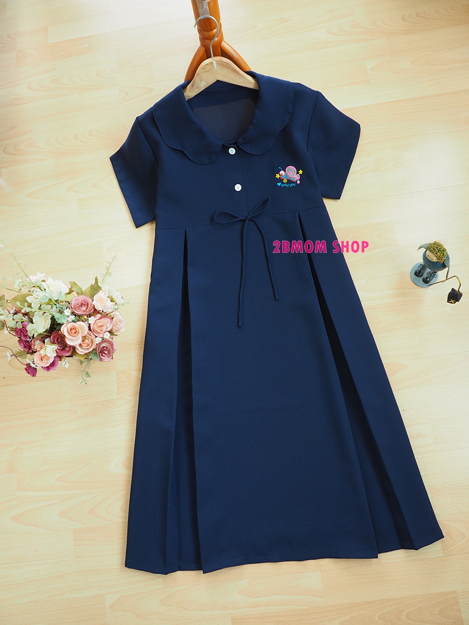 เดรสคลุมท้องสีกรม ปกคอรูปกลีบดอกไม้ ปักรูปผีเสื้อที่อก กระดุมหน้าแกะได้ มีกระเป๋าข้าง มีสายผูกหลัง เนื้อผ้าดี ผ้านิ่ม ใส่สบายมากๆค่ะ