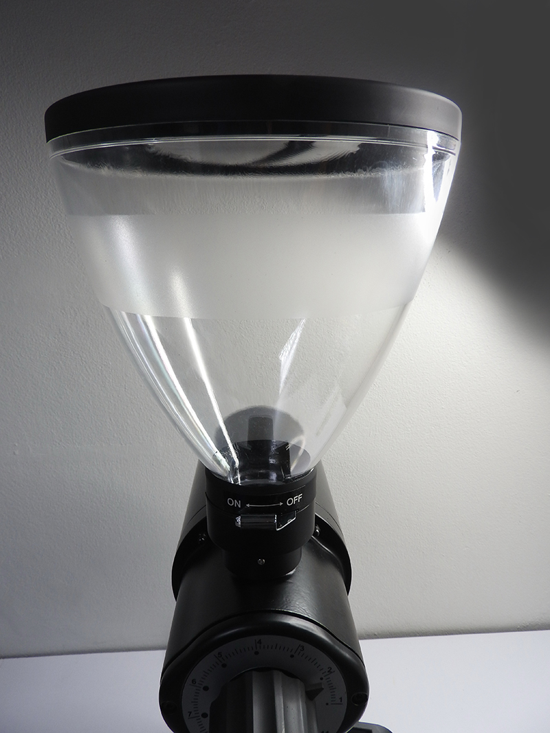 เครื่องบดกาแฟตัวใหญ่ มีตัวโดสตวงกาแฟ ด้วยกำลังไฟ 1500W