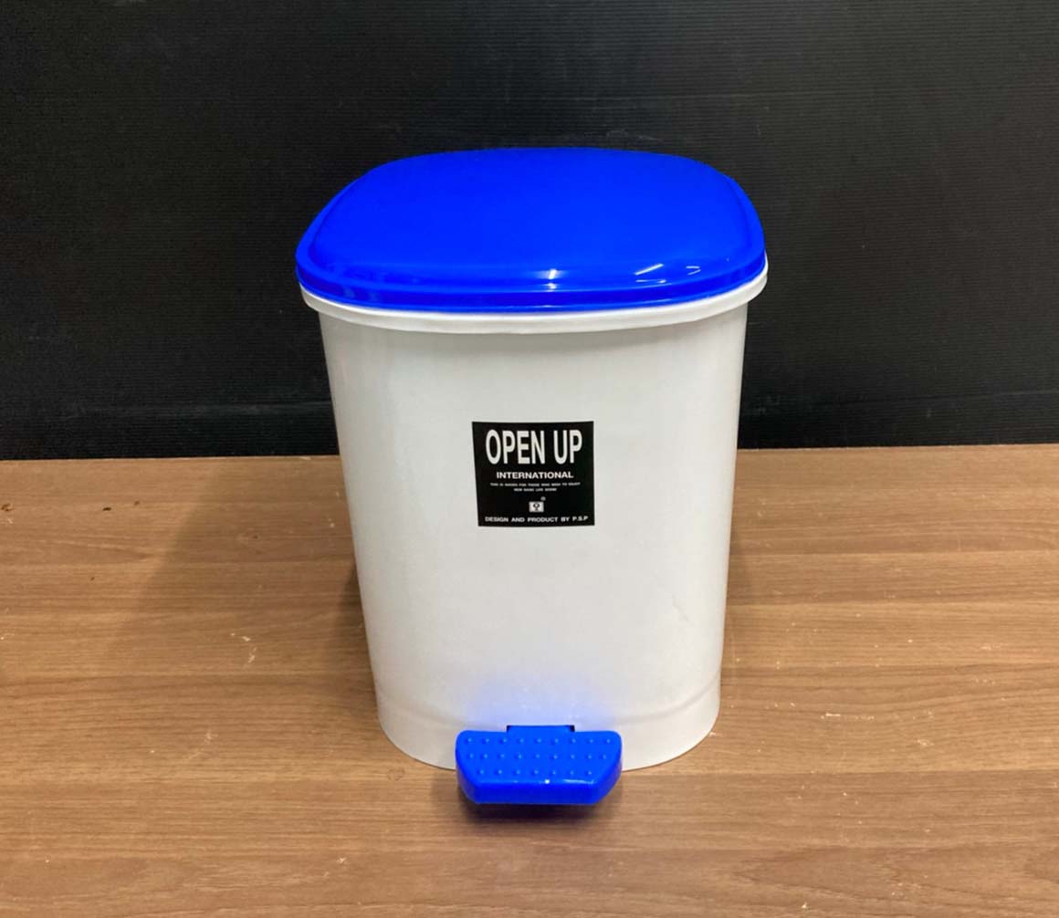 ถังขยะทรงเหลี่ยม เท้าเหยียบ ฝาสี 12 ลิตร