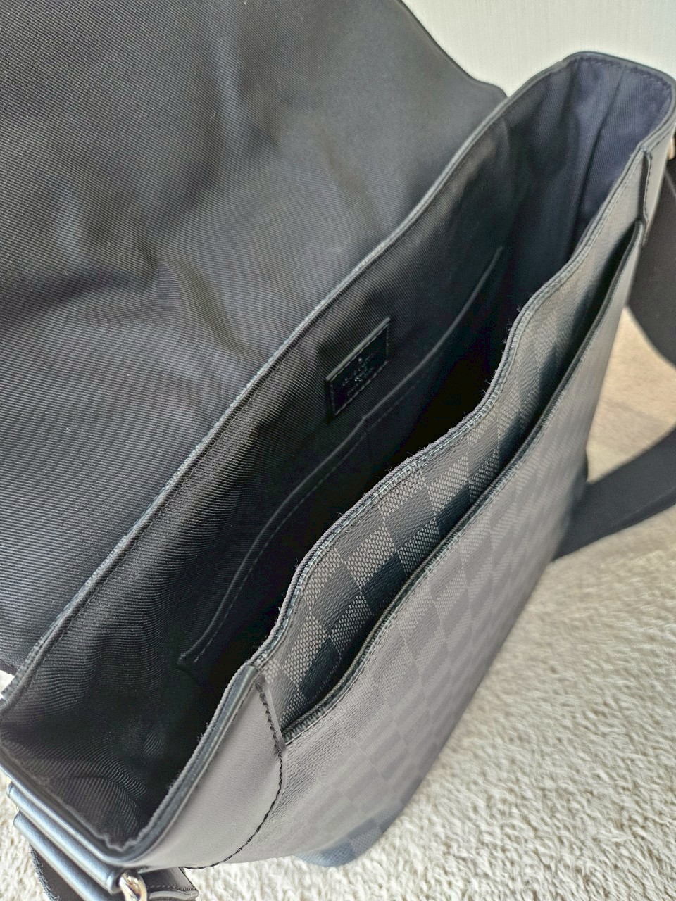 LV District Damier Graphite MM
