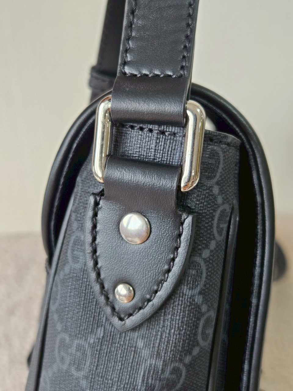 gucci messenger black GG