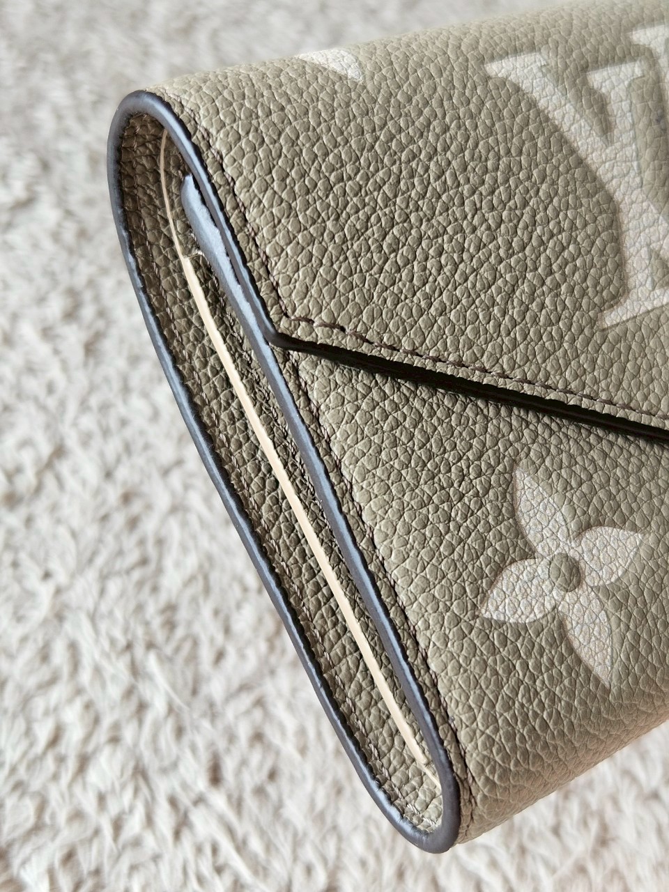 LV M81861 Victorine Mono emp Microchip