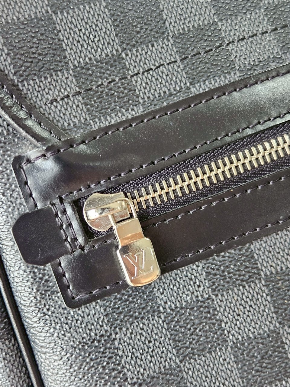 LV District GM Damier Graphite