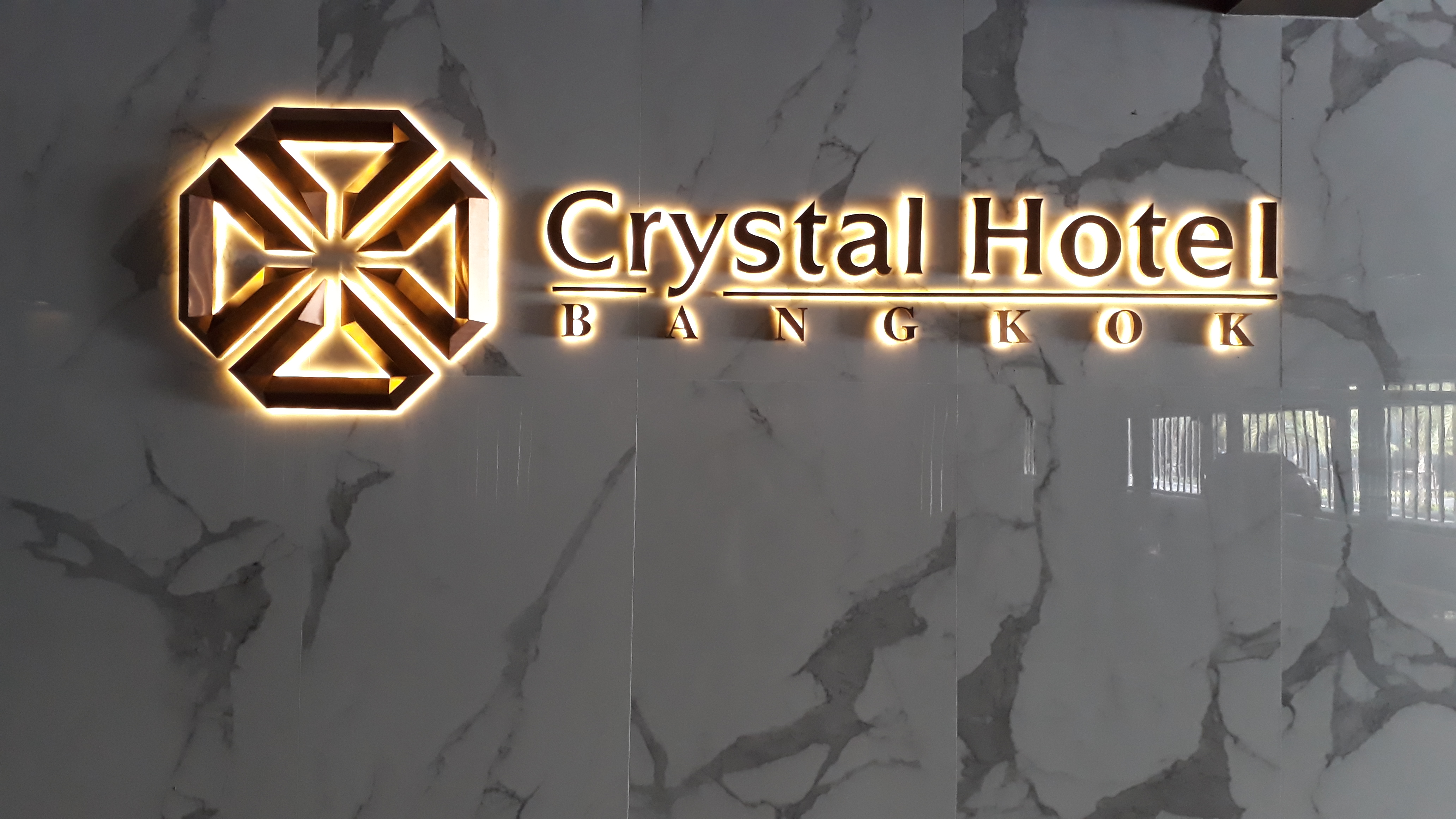 อักษรโลหะไทเทเนี่ยมทองเงา ซ่อนไฟLED พร้อมติดตั้ง ราคาโรงงาน