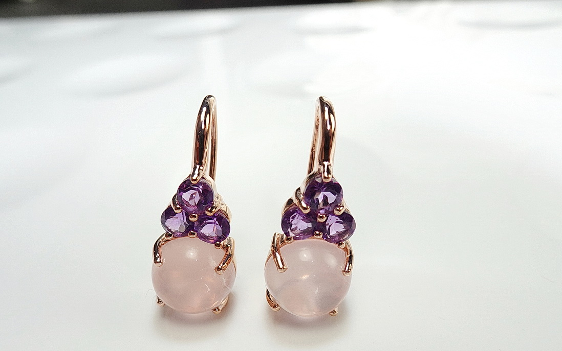 เซ็ทแหวนและต่างหูพลอยสีชมพูโรสควอทซ์ (rosequartz) พลอยหลังเบี้ย สีชมพูอ่อนใส หวานละมุน แมทซ์กับสีม่วงสดใสของอเมทิสท์ amethyst ที่บ่าข้าง สวยหวานลงตัว