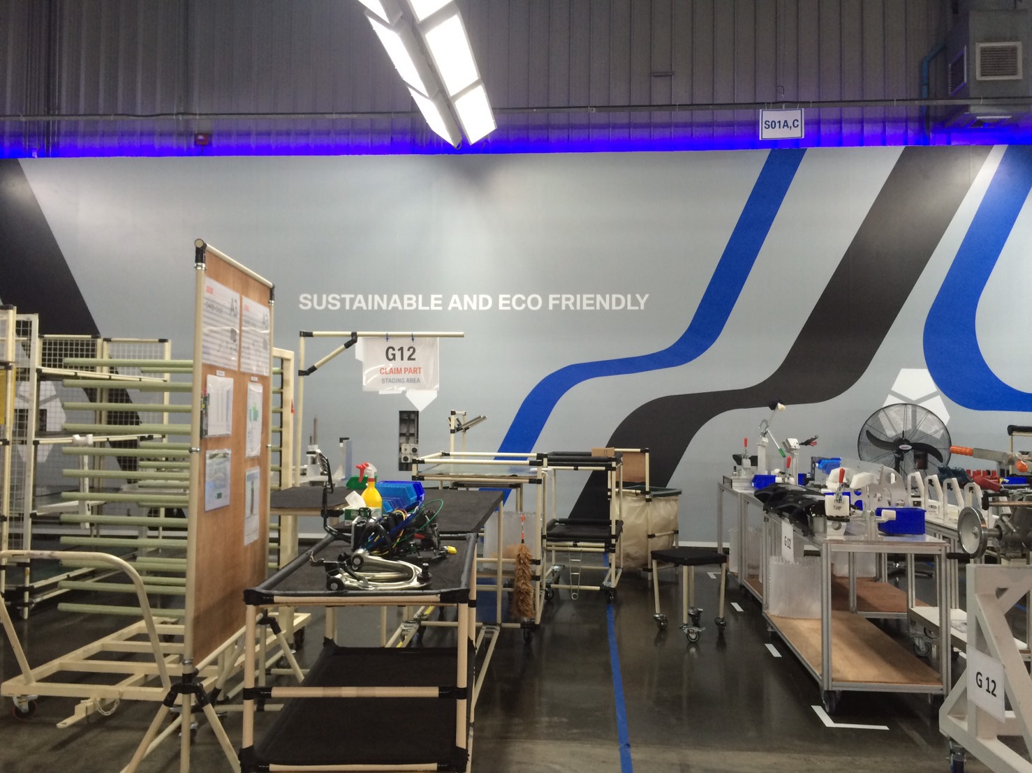 งานผลิตติดตั้ง โรงงาน BMW โครงสร้างเหล็กยึดผนัง กรุแผ่นพลาสวูด 10 มม. โปีวเก็บสี ติดสติกเกอร์ พร้อมติดตั้งราคาโรงงาน