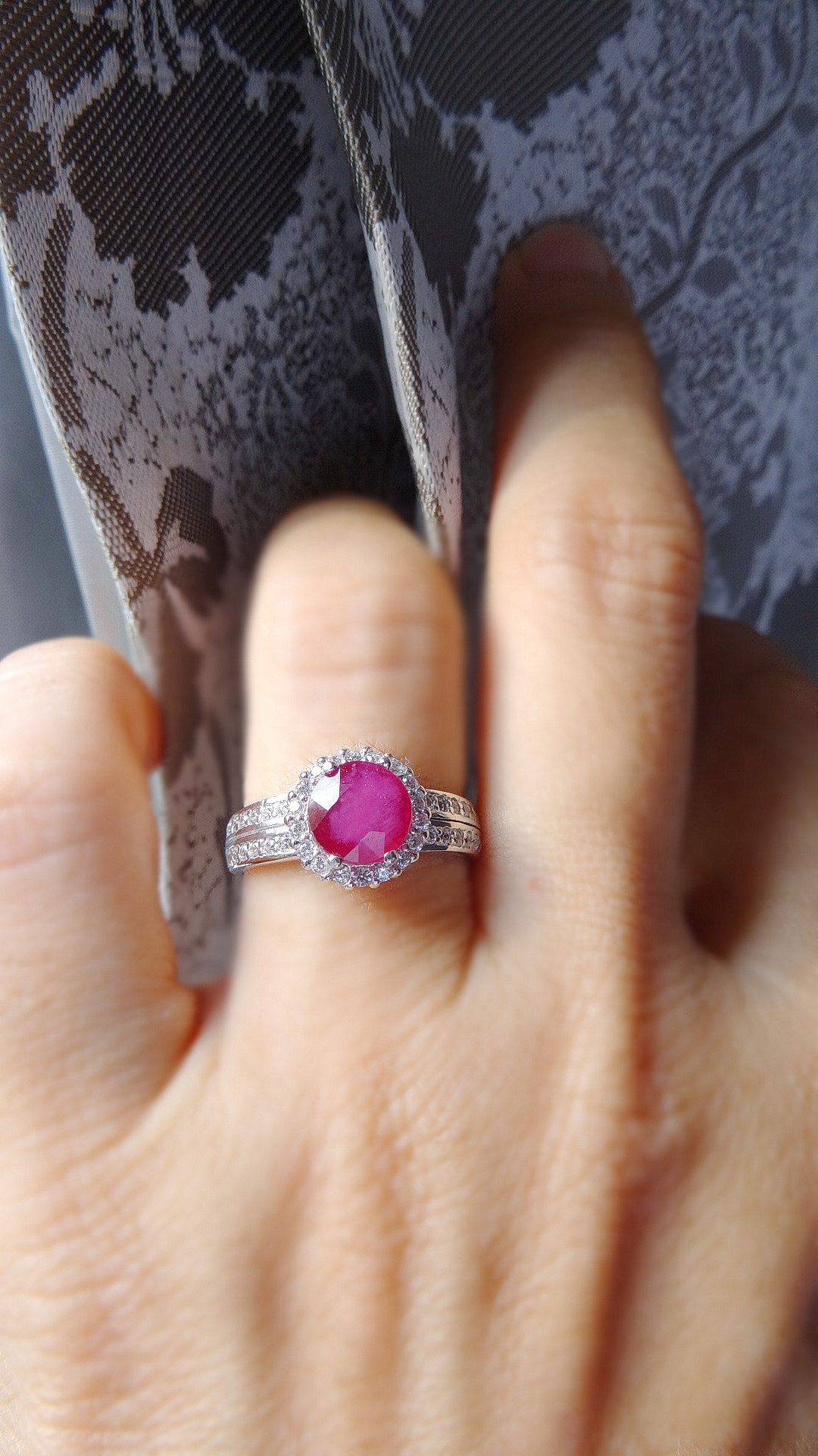 รับทำแหวนทับทิมตามแบบเป็นพลอยทับทิมสีชมพูทรงกลมล้อมเพทาย หรือเพชรแท้ได้ตามความต้องการ คลาสสิคสไตล์ ใส่ได้ตลอด ไม่มีตกยุค สั่งผลิตตัวเรือนทอง 10k,14k,18k หรือทอง 90%