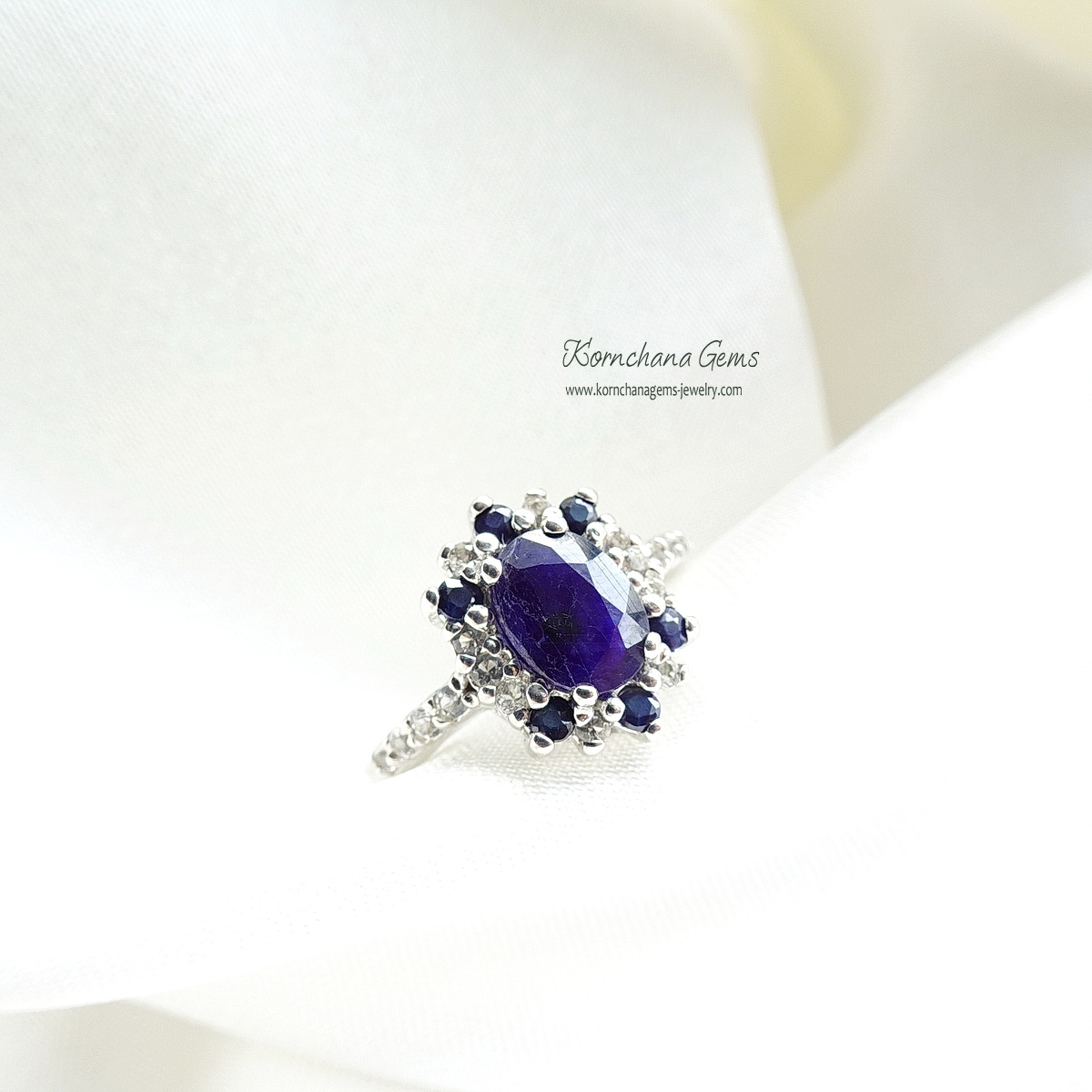 แหวนไพลินทรงไข่ อัญมณีคนเกิดเดือนกันยา หรือราศีกันย์ ดีไซน์สวยเก๋ ล้อมด้วยพลอยขาวไวท์โทพาส ตัวเรือนเงินแท้ silver925 สวยมากค่ะ