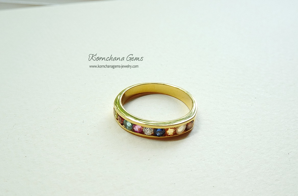 แหวนพลอยนพเก้า แหวนแถวฝังพลอย 9 ชนิด ตัวเรือนทอง 90% เพชรแท้ขนาด 0.05 กระรัต และพลอยแท้ตรงตามตำราโบราณ เพื่อความเป็นสิริมงคลสูงสุด