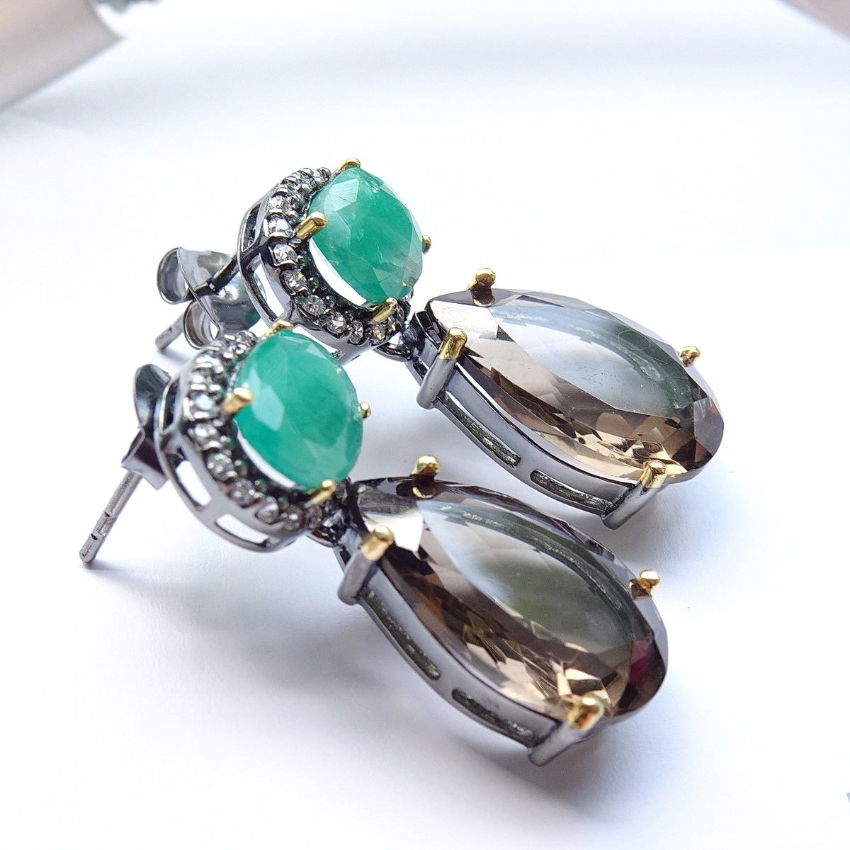 ต่างหูห้อยยาวทรงหยดน้ำพลอยสโมคกี้ควอทซ์สีเทาเหลือบน้ำตาล แมทซ์กับมรกตบราซิลเม็ดใหญ่ สวยหรู เลอค่า แค่มรกตอย่างเดียวก็คุ้มแล้วค่ะ ใส่ไปงานเลี้ยง สวย โดดเด่น