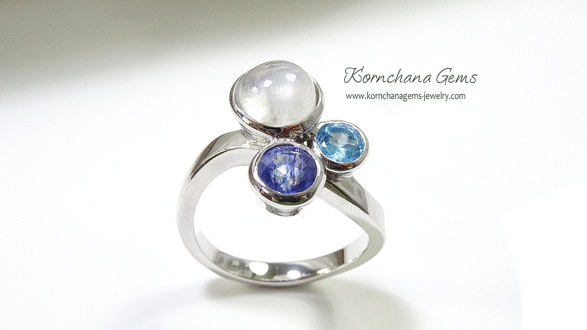 แหวนพลอย 3 สีเก๋ๆ พลอยมูนสโตนขาวนวล,สวิสบลูโทพาสสีฟ้าอ่อนและไพลินสีน้ำเงินเข้ม ตัวเรือนเงินแท้ silver925 ชิ้นงานประณีต รับประกันความพอใจ