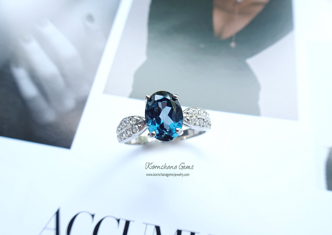 London Blue Topaz Ring แหวนลอนดอนบลูโทพาส พลอยสีน้ำเงิน สวยคลาสสิคตลอดกาล บ่าแหวนฝังพลอยขาว white topaz ชุบทองคำขาว ตัวเรือนแหวนผลิตจากเงินแท้ silver925