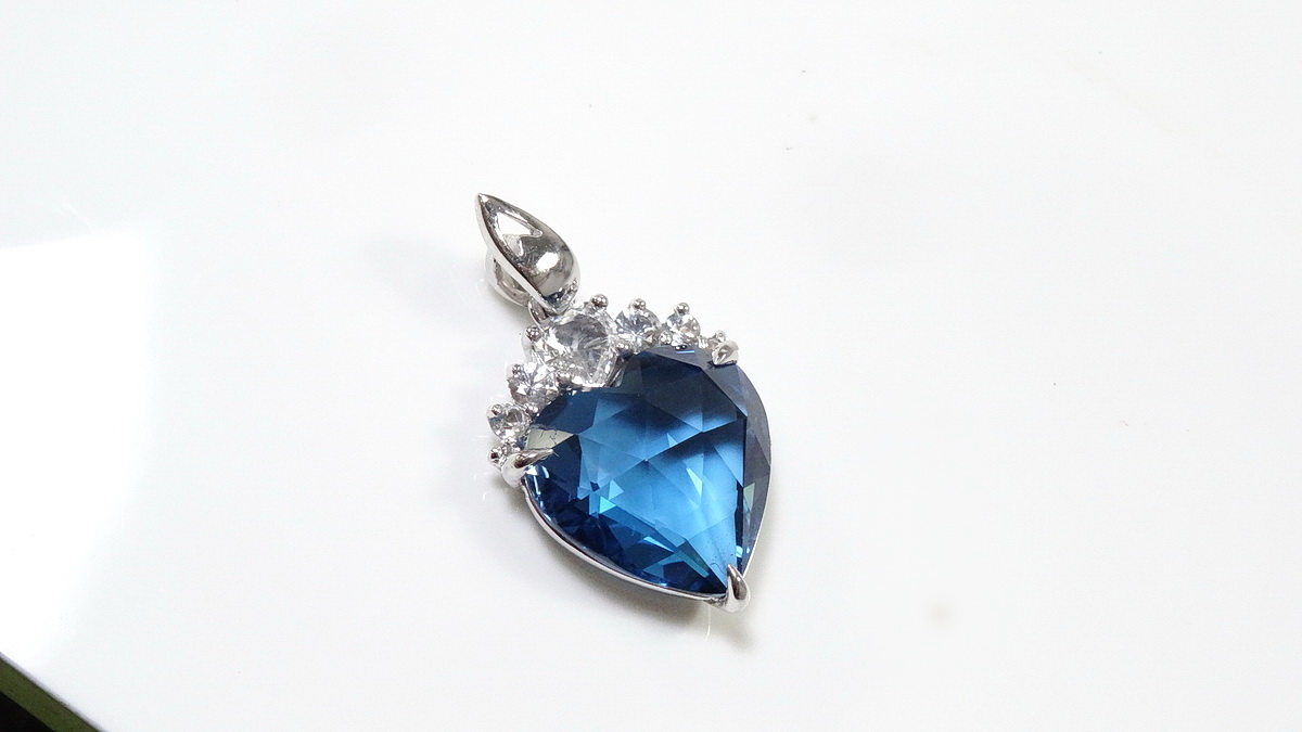 จี้พลอยแท้ พลอยหัวใจสีน้ำเงิน พลอยลอนดอนบลูโทพาส เล่นไฟ ใสวิ๊ง สวยมากๆค่ะ เหมาะสำหรับเป็นของขวัญคนสำคัญในวันพิเศษ ชิ้นงานประณีตสุดๆ