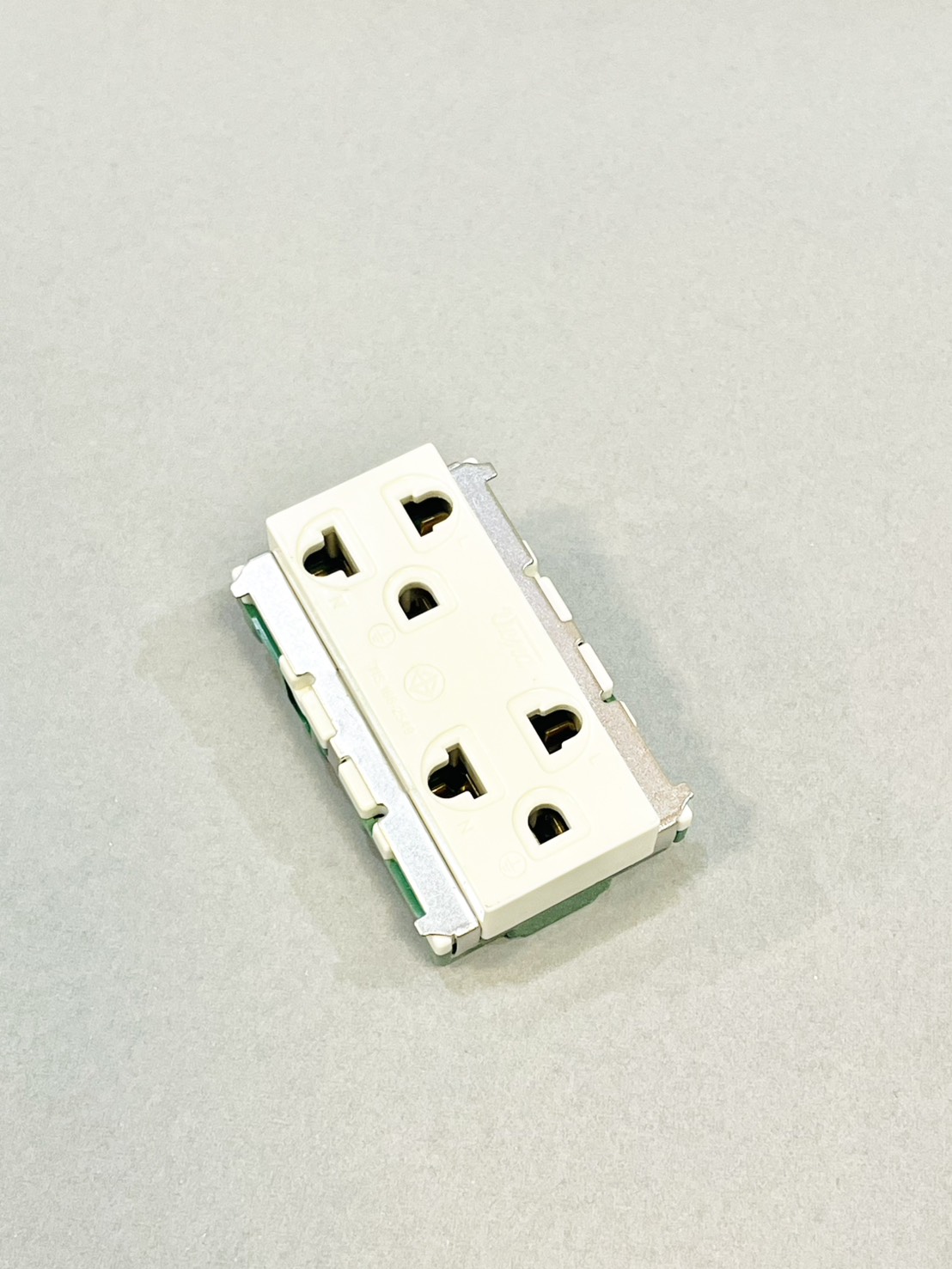 ปลั๊กกราวน์คู่ วีน่า รุ่นเก่า MR1632