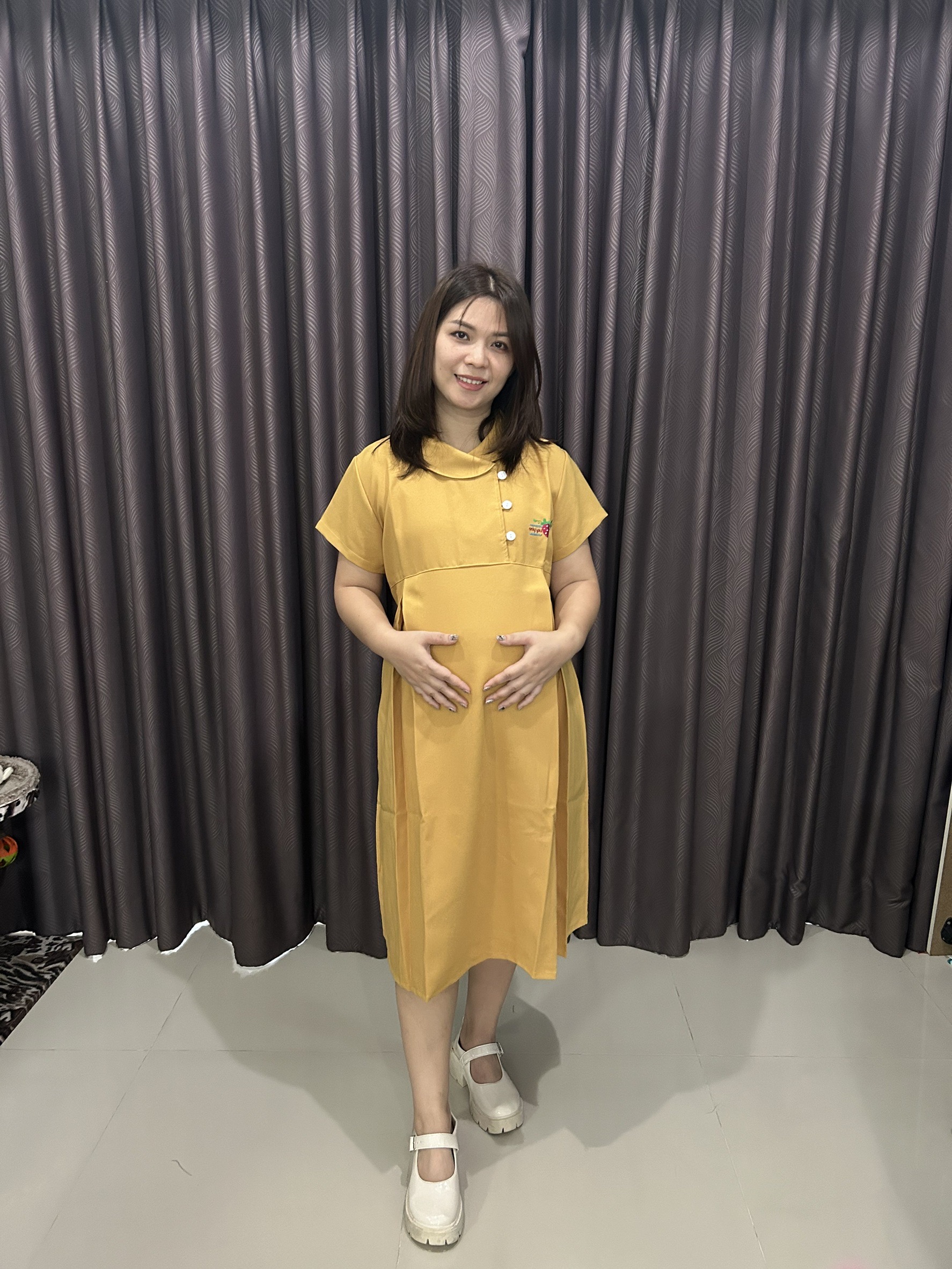 เดรสคลุมท้องคอพยาบาล สีเหลือง ปักลายสตรอเบอรี่ที่อก กระดุมหน้าแกะได้ งานน่ารักมากๆ มีกระเป๋าข้าง มีสายผูกหลัง เนื้อผ้าดี ผ้านิ่ม ใส่สบายมากๆค่ะ