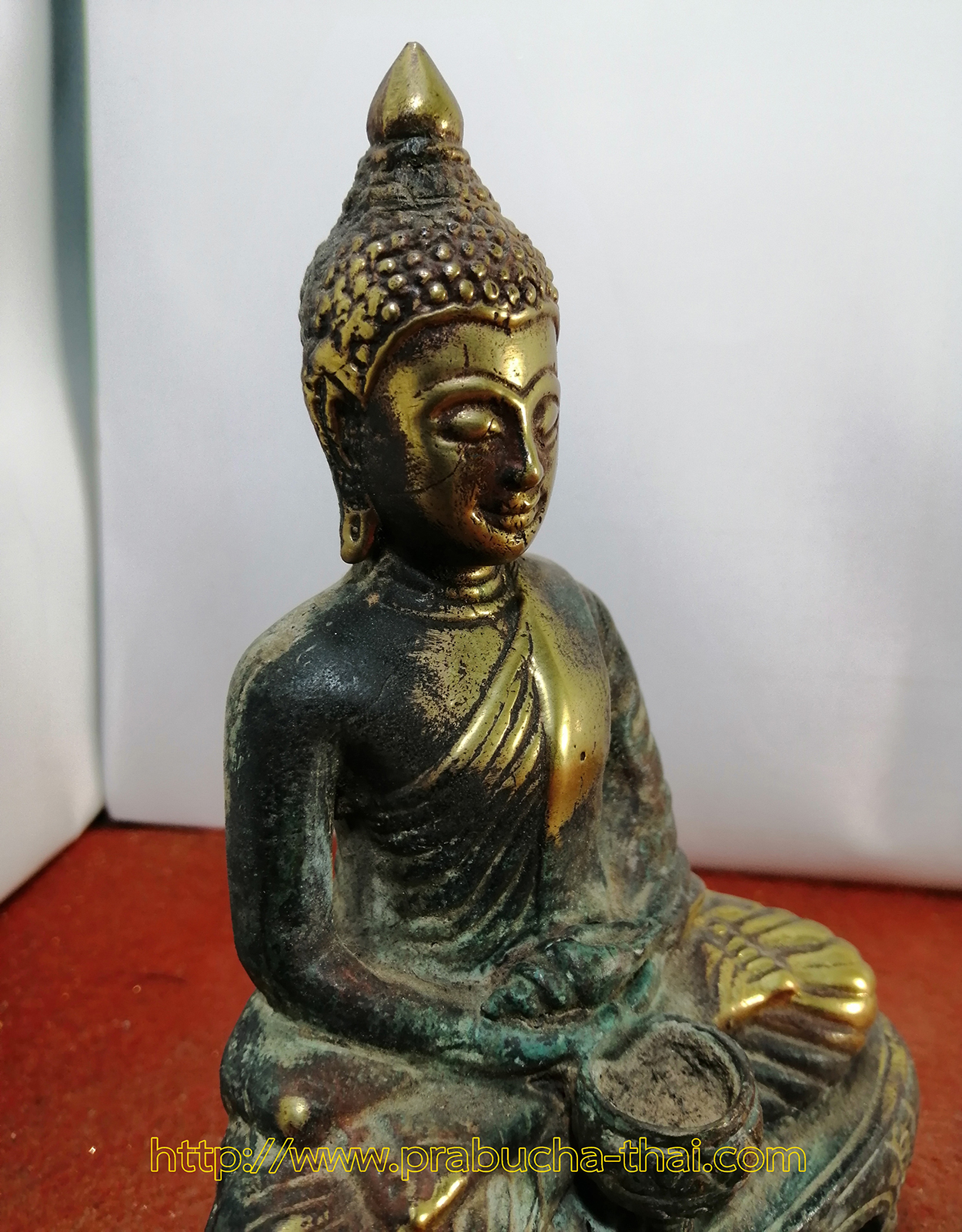 พระพุทธ ปางสมาธิ ด้านหน้ามีบาตรน้ำมนต์ บนตักมีหอยสังข์ หน้าตัก 4 นิ้ว เนื้อสำริด