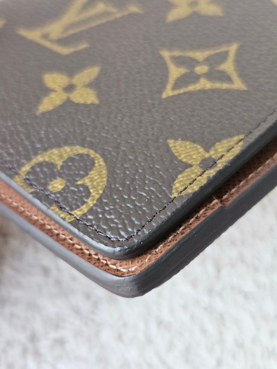 LV Multiple Wallet Mono microchip