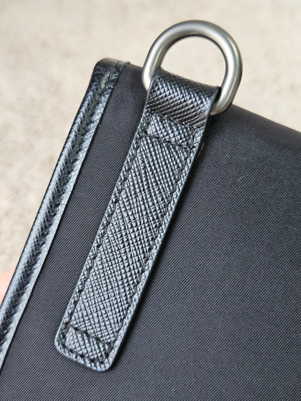 Prada Re-Nylon Smartphone Case สีดำ