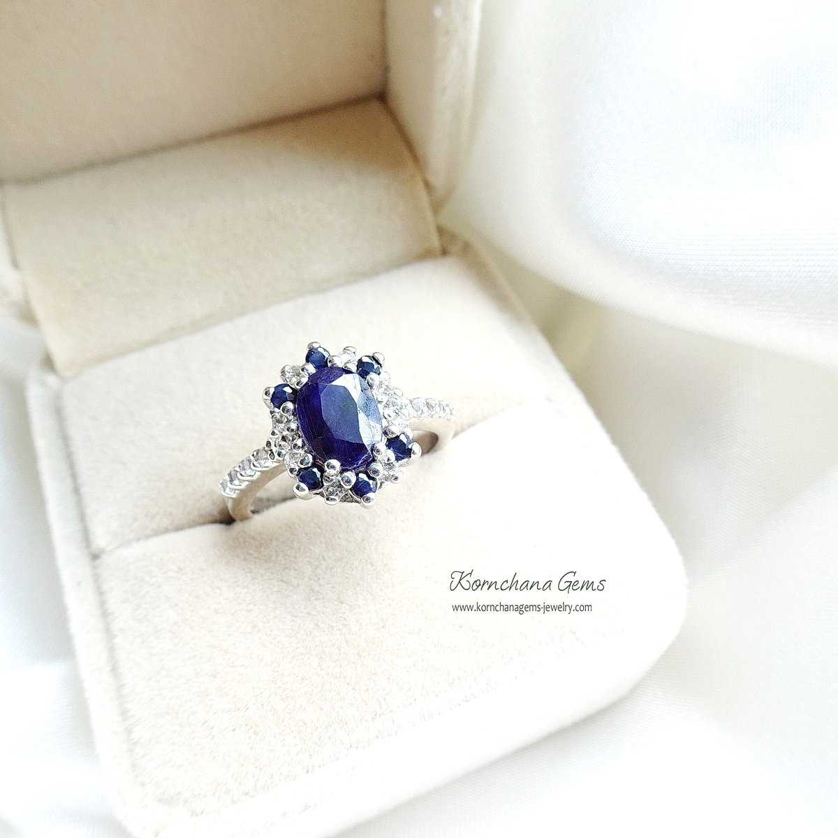 แหวนไพลินทรงไข่ อัญมณีคนเกิดเดือนกันยา หรือราศีกันย์ ดีไซน์สวยเก๋ ล้อมด้วยพลอยขาวไวท์โทพาส ตัวเรือนเงินแท้ silver925 สวยมากค่ะ