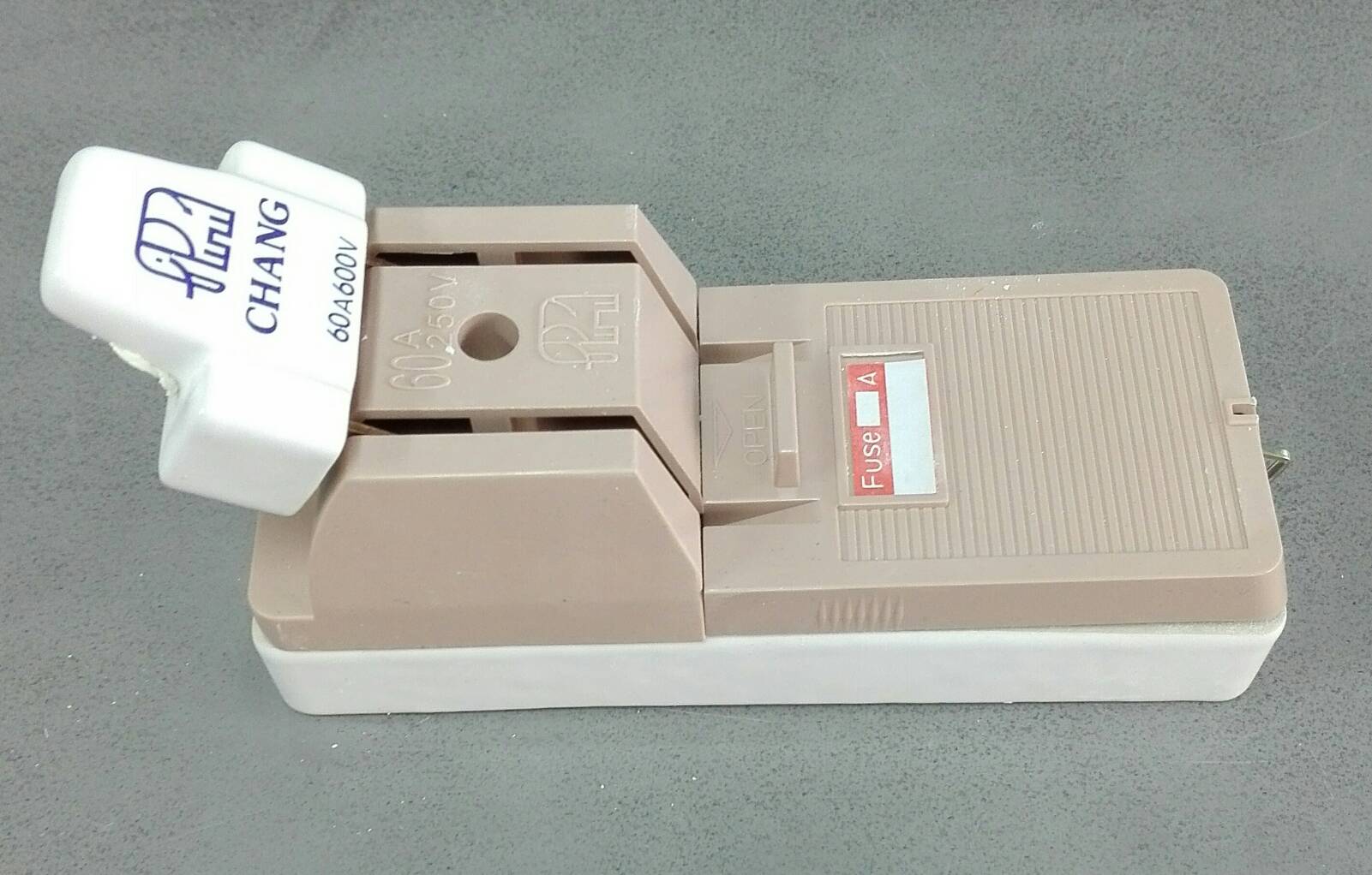 คัตเอาท์ 2P ตราช้าง