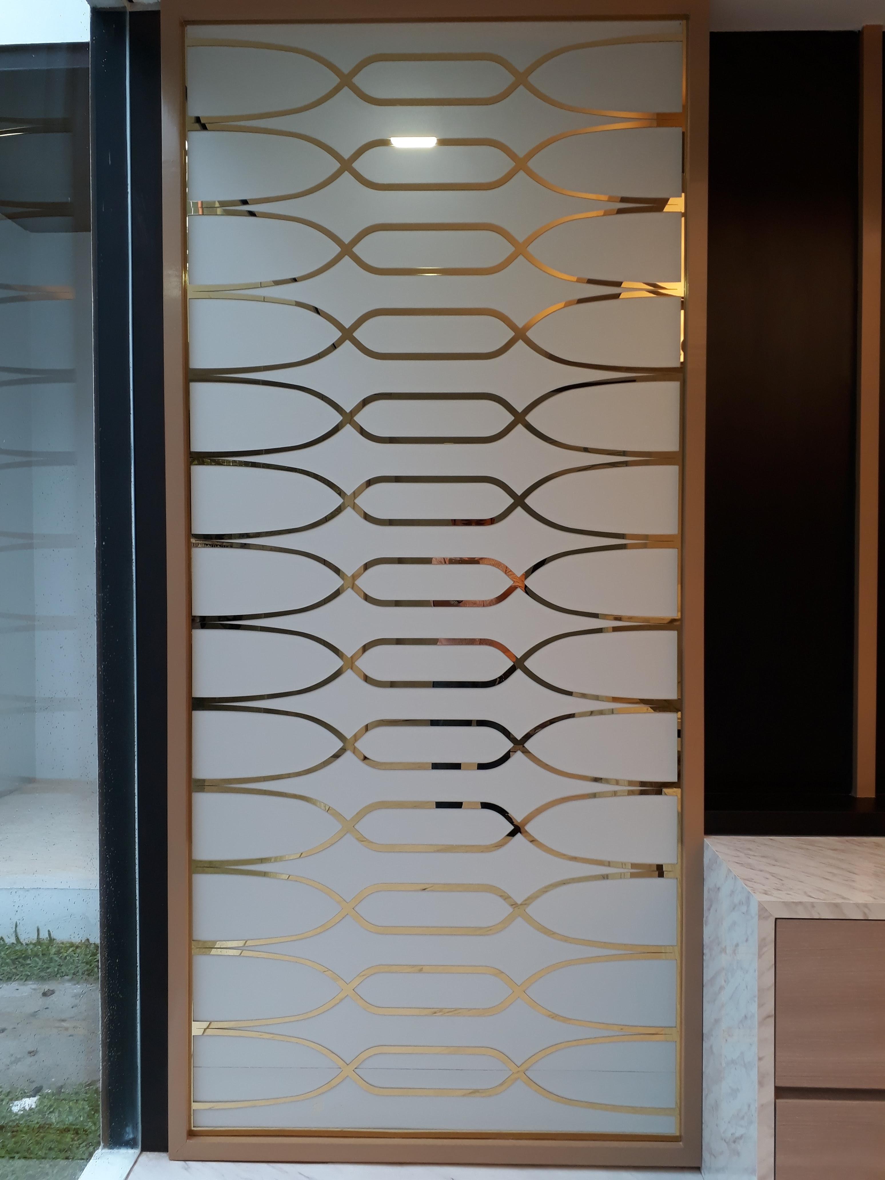 งานผลิตติดตั้ง MAYFAIR CLINIC ฉลุแผ่นไทเทเนี่ยมทองเงา 1 มม. ยึดแผ่นอะคลิลิค 3 มม. พร้อมติดตั้งราคาโรงงาน